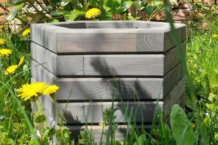 Drewniane donice ogrodowe – jak wybrać odpowiednie naczynia do uprawy roślin na tarasie czy balkonie